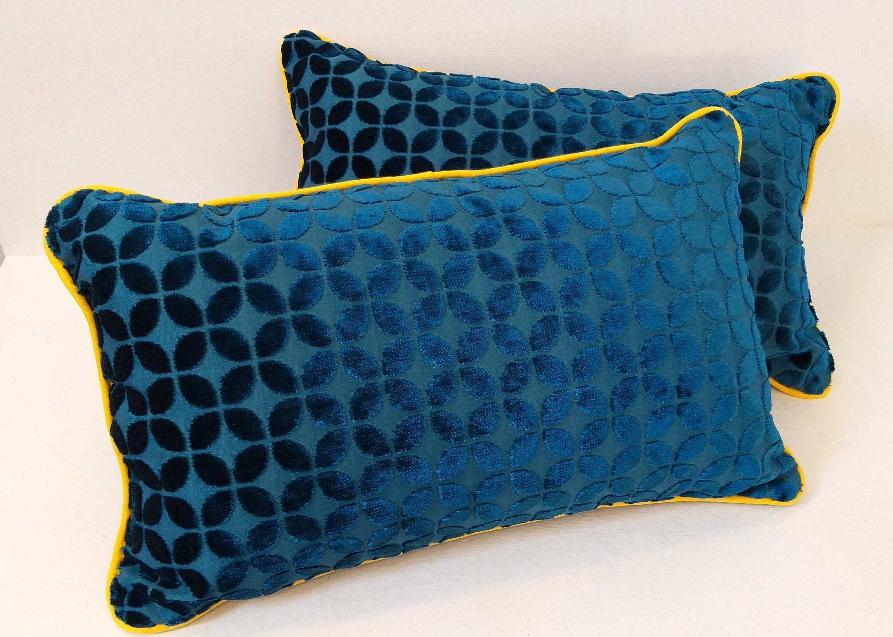 Coussin Boudoir de Luxe à Deux Tons, Velours Bleu, Garniture Jaune Motif Géométrique Moderne, Made i