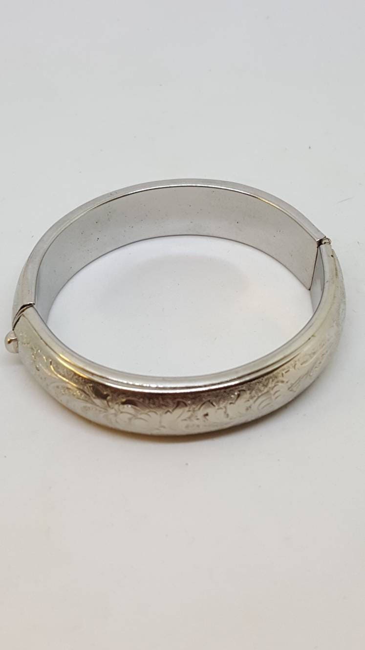 Ladies Oval bangle Hinged Clip Closure bracelet Medium Size