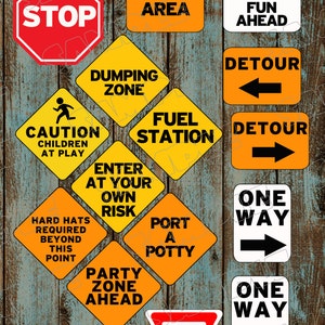 Puede incluir: Un conjunto de letreros de fiesta de construcción con varias advertencias e instrucciones. Los letreros incluyen "STOP", "Zona de vertido", "Precaución Niños Jugando", "Gasolinera", "Desvío" y "Sentido único".