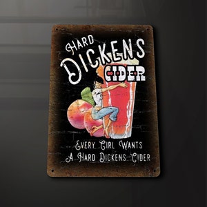 Puede incluir: Un letrero de metal de estilo vintage con un aspecto desgastado y oxidado. Presenta una ilustración de dibujos animados de una mujer apoyada en un vaso de sidra roja. El texto dice "Hard Dickens Cider" y "Every Girl Wants A Hard Dickens Cider".