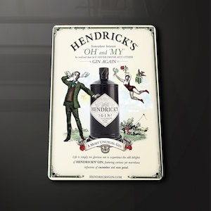 Puede incluir: Un letrero de metal de estilo vintage que anuncia Hendrick's Gin. El letrero presenta una ilustración de dibujos animados de una botella de ginebra, un hombre con traje y una mujer con vestido. El texto en el letrero dice: "Hendrick's Gin, A Most Unusual Gin, Somewhere between 'OH' and 'MY' he realised that he'd NEVER DRINK ANY OTHER GIN AGAIN."