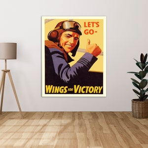 Puede incluir: Un cartel vintage de la Segunda Guerra Mundial con un piloto con casco y gafas de cuero que levanta el pulgar. El cartel es amarillo y rojo con el texto "Let's Go - Wings for Victory".