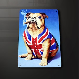 Puede incluir: Un bulldog con un chaleco Union Jack y un monóculo, fumando un cigarro. El bulldog está sentado sobre un fondo azul.