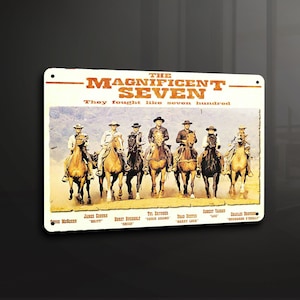 以下が含まれることがあります： 映画「荒野の七人」のポスターが描かれた長方形の金属看板。7人の男性が馬に乗っている様子が描かれています。映画のタイトルとキャッチコピーが上部に、俳優名が下部に記載されています。