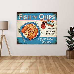 Puede incluir: Un cartel de estilo vintage que anuncia "Fish 'N' Chips" con un fondo azul y detalles en rojo, blanco y azul. El cartel presenta un plato de pescado frito y patatas fritas, una botella de vinagre y saleros. El texto dice "Sazona con sal y vinagre, una gran tradición británica."