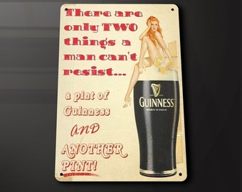 Twee dingen mannen kunnen een Guinness en nog een Pint Pin Up Pub Beer Bar niet weerstaan - Metalen bord Metalen plaquette Wall Art decor Bewegwijzering