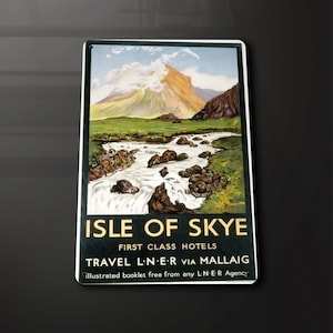 Puede incluir: Un cartel de viaje vintage que anuncia un viaje a la Isla de Skye en Escocia. El cartel presenta un paisaje pintoresco con una cordillera y un río que fluye a través de un valle. El texto del cartel dice: "Isle of Skye, First Class Hotels, Travel L-N-E-R via Mallaig, Illustrated booklet free from any L-N-E-R Agency."