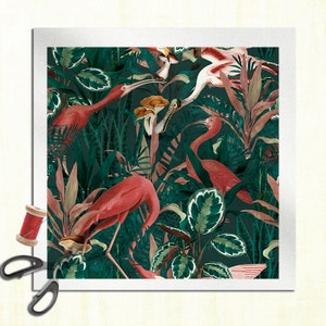 Puede incluir: Un vibrante diseño de tela de temática tropical con aves rosadas en medio de un exuberante follaje verde. La obra de arte presenta una densa escena de la jungla con ilustraciones detalladas de plantas y aves, creando un patrón rico y colorido.