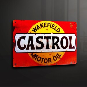 Puede incluir: Un letrero vintage de Castrol Motor Oil con fondo rojo, círculo amarillo y texto negro. El letrero tiene un aspecto desgastado con óxido y desgaste.