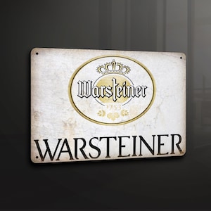 Puede incluir: Un letrero metálico rectangular con la palabra "WARSTEINER" en negro en la parte inferior. La parte superior presenta un emblema ovalado con una corona y el nombre "Warsteiner" en un estilo vintage, con el año "1753".