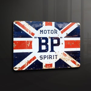 Puede incluir: Un letrero metálico vintage con un diseño de Union Jack rojo, blanco y azul. El letrero presenta el texto "Motor "BP" Spirit" en letras negras.