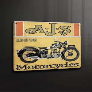 Puede incluir: Un letrero metálico vintage que anuncia motocicletas AJS. El letrero presenta una imagen en blanco y negro de una motocicleta con el texto "AJS S3 1931" y "AJS Motorcycles".
