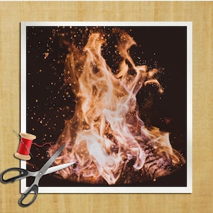 Puede incluir: Un primer plano de un fuego ardiendo con llamas naranjas y amarillas sobre un fondo oscuro. Las llamas bailan y giran, creando una imagen dinámica y fascinante.