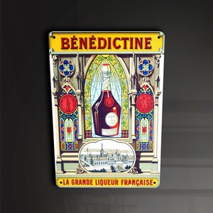 Puede incluir: Un letrero metálico vintage que anuncia el licor Bénédictine. El letrero tiene un fondo amarillo con letras rojas y negras. El letrero también presenta un diseño de vitral con una botella de licor Bénédictine en el centro. El texto en el letrero dice "Bénédictine La Grande Liqueur Française".