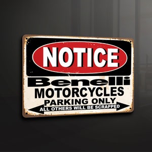 Puede incluir: Un letrero de metal de estilo vintage con un círculo rojo y negro que dice "NOTICE" en letras blancas. El letrero dice "Benelli Motorcycles Parking Only. All others will be scrapped."
