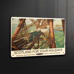 Puede incluir: Un cartel de viaje vintage que anuncia viajes en tren a Escocia. El cartel presenta un tren verde viajando por el puente Forth Rail Bridge, con el texto "Scotland for your holidays" y "Services and fares from British Railways stations, offices and agencies".