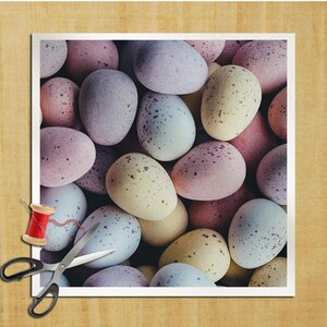 Puede incluir: Una imagen de primer plano de una colección de huevos de caramelo de color pastel. Los huevos están dispuestos en un patrón aleatorio y son principalmente azul claro, rosa y amarillo.