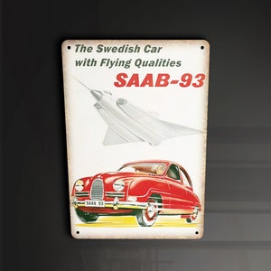 Puede incluir: Letrero metálico vintage con un coche Saab-93 rojo y un avión plateado. El letrero muestra el texto "The Swedish Car with Flying Qualities" y "SAAB-93" en rojo. El letrero tiene un aspecto envejecido, con signos de desgaste.