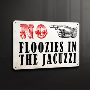 Puede incluir: Señal de metal blanco con texto negro que dice "No Floozies in the Jacuzzi". La palabra "No" está en rojo y una ilustración en blanco y negro de una mano señalando está a la derecha de la palabra "No".
