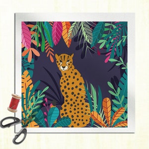 Puede incluir: Un guepardo con manchas naranjas y negras se sienta en un entorno de jungla con hojas y flores coloridas. El fondo es de color morado oscuro.