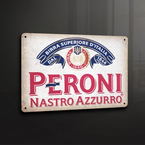 Op de afbeelding: Een vintage metalen bord met een witte achtergrond en blauwe en rode tekst. Het bord heeft het Peroni-logo, dat de woorden "Birra Superiore d'Italia" en "Nastro Azzurro" bevat.