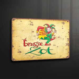 Pode incluir: Um sinal de metal de estilo vintage com um fundo amarelado e um visual desgastado. Apresenta um bufão de desenho animado vestido de verde e vermelho, segurando um cajado e um sino. O texto no sinal diz "Brugse Zot".