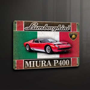 Puede incluir: Un letrero de metal de estilo vintage con un Lamborghini Miura P400 rojo sobre un fondo de bandera italiana verde, blanco y rojo. El letrero tiene el texto "Lamborghini" y "MIURA P400" en letras negras.