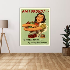 Puede incluir: Un póster de estilo vintage con una mujer sosteniendo frascos de comida enlatada. El póster dice "Am I Proud! ... I'm fighting famine... by canning food at home."