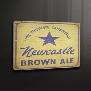 Puede incluir: Un letrero de metal de estilo vintage con fondo amarillo y texto morado. El letrero dice "For Complete Satisfaction Newcastle Brown Ale" con una estrella morada en el centro.