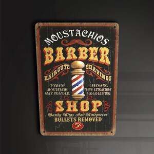 Puede incluir: Un cartel de barbería de estilo vintage con una barra de barbero roja, blanca y azul. El cartel dice "Moustachios Barber Shop" y enumera servicios como cortes de pelo, afeitados y extracción de dientes. El cartel está sobre un fondo de madera oscura.
