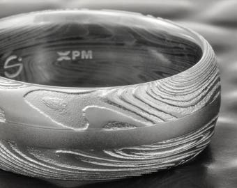 Anillo de Damasco con veta de madera natural, diseño abovedado e incrustación central de paladio / EPIC WOOD