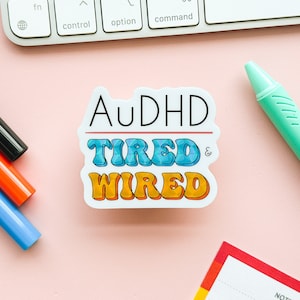 Sticker santé mentale fatigué et câblé AuDHD | Funtimes pour les autistes TDAH | Groovy neuroépicé | Neurodivergent Sticker
