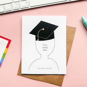 Lustige Karte zum Schulabschluss | Abschluss-Feier-Gruß-Karte | Niemand Liest Die Titel | Schlichte minimalistische Graduiertenkarte