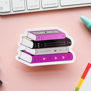 Pile de livres de drapeau de fierté asexuée | Livres Subtle Ace Pride | Autocollant de fierté demi-sexuelle LGBTQIA | Amateur de livres homosexuels | Fierté du placard