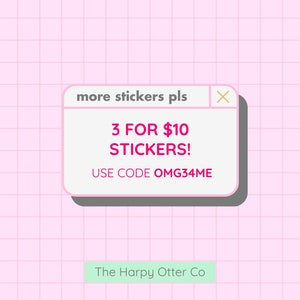 Puede incluir: Un fondo de cuadr&iacute;cula rosa y blanco con una ventana emergente gris que dice "more stickers pls" en la barra de t&iacute;tulo. La ventana emergente tiene un fondo blanco y texto rosa que dice "3 FOR $10 STICKERS! USE CODE OMG34ME". Debajo de la ventana emergente hay un rect&aacute;ngulo verde claro con el texto "The Harpy Otter Co."
