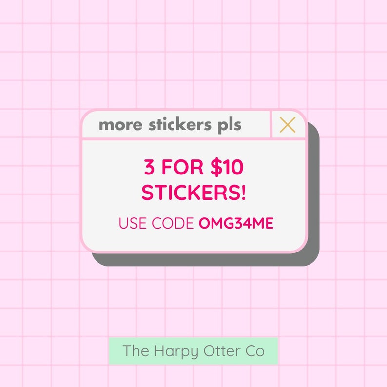 Puede incluir: Un fondo de cuadr&iacute;cula rosa y blanco con una ventana emergente gris que dice "more stickers pls" en la barra de t&iacute;tulo. La ventana emergente tiene un fondo blanco y texto rosa que dice "3 FOR $10 STICKERS! USE CODE OMG34ME". Debajo de la ventana emergente hay un rect&aacute;ngulo verde claro con el texto "The Harpy Otter Co."