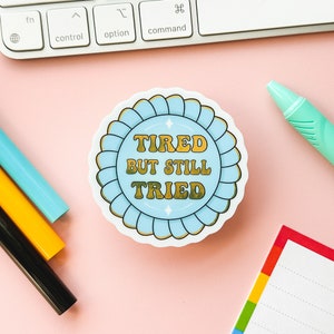 Santé mentale fatiguée mais quand même éprouvée | Ruban bleu fatigué autocollant kawaii | NeuroSpicy Vous l'avez fait Temps de plaisir | Neurodivergent Sticker