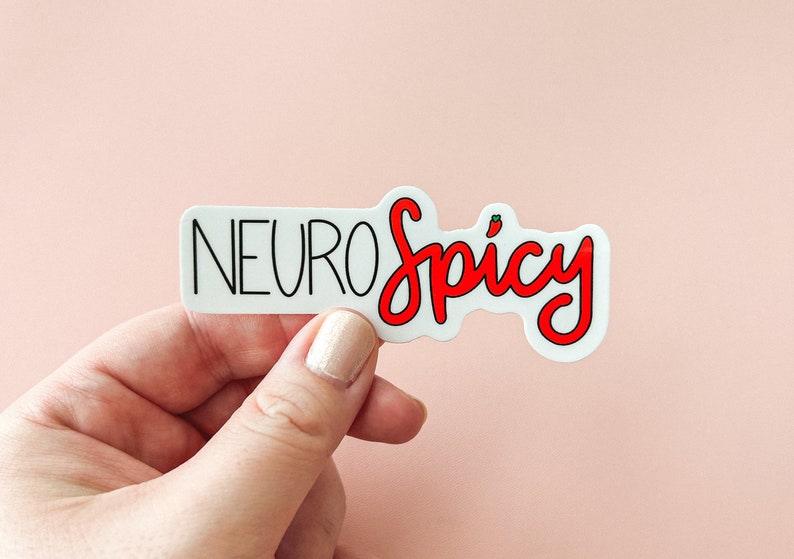Puede incluir: Pegatina blanca con texto negro "NEURO" y texto rojo "spicy" con un peque&ntilde;o chile verde al final de la palabra "spicy".