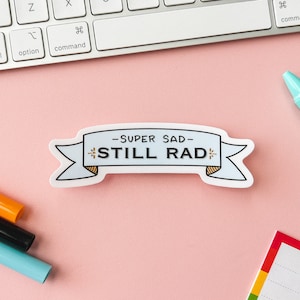 bannière rad encore super triste autocollant de <br> Vous avez des idées ? de sensibilisation à la santé mentale | Autocollant drôle de dépression | Nous sommes tous tristes de toute façon