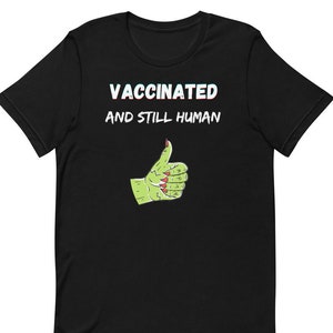 Geimpft,Witziges geimpftes Shirt,Nur geimpft 2022,Geimpft Zombie,Straffreiheit,Pop Culture Tshirt,Impf Shirt,Hug Me Im ImPfen