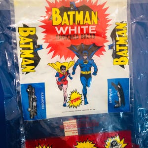 Puede incluir: Bolsa de pan enriquecido blanco de Batman vintage. La bolsa presenta a Batman y Robin corriendo, con ilustraciones del Batmóvil y el Batplane. La bolsa también tiene imágenes de Riddler, Penguin, Caveman y Calendar Man.