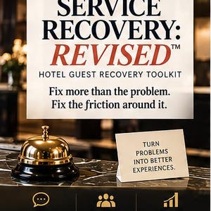 Op de afbeelding: Een bord met de titel SERVICE RECOVERY: REVISED HOTEL GUEST RECOVERY TOOLKIT met de tekst Fix more than the problem. Fix the friction around it. Daaronder een gouden receptiebel, een kaart met TURN PROBLEMS INTO BETTER EXPERIENCES en iconen.