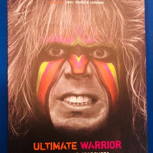 Może przedstawiać: Plakat przedstawiający zbliżenie mężczyzny z malunkiem na twarzy w żywych kolorach pomarańczowym, żółtym i różowym. Tekst "ULTIMATE WARRIOR" jest wyświetlany w kolorze pomarańczowym i różowym, z hasłem "A LIFE LIVED 'FOREVER'" i "THE LEGEND OF A WWE HERO".