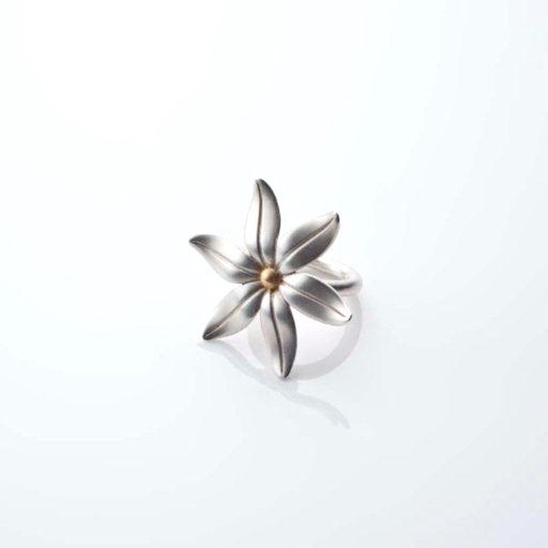 Ring with a splash of gold Cover me in daisies