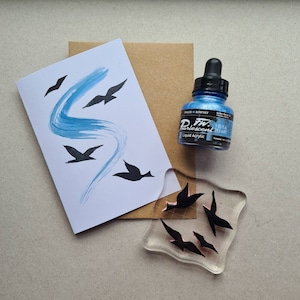Pássaros em voo impressos à mão com cartão redemoinho azul metálico, Lino Print Birthday, cartão de agradecimento em cartão reciclado