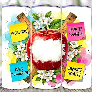 Peut inclure: Un gobelet blanc avec un design vibrant représentant une pomme rouge, des fleurs blanches et des règles en bois. Le design comprend des éclaboussures d'aquarelle colorées et des post-it avec les mots "Excellence", "Build Tomorrow", "Lead by Example" et "Empower Growth".