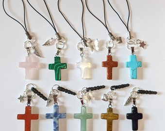 Puede incluir: Diez dijes de cruz diferentes hechos de varias piedras, incluyendo turquesa, malaquita y cuarzo rosa. Cada dije está unido a una cuerda negra con un conector plateado y un dije decorativo. Los dijes están dispuestos en dos filas de cinco.