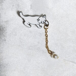 Weiße Katze Pin Brosche: Goldkette, Perle Ball, Kitty Geschenk