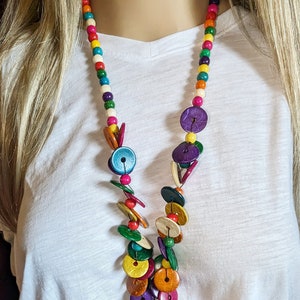 Collier bohème fait main en perles de bois : bijoux fantaisie coeur colorés