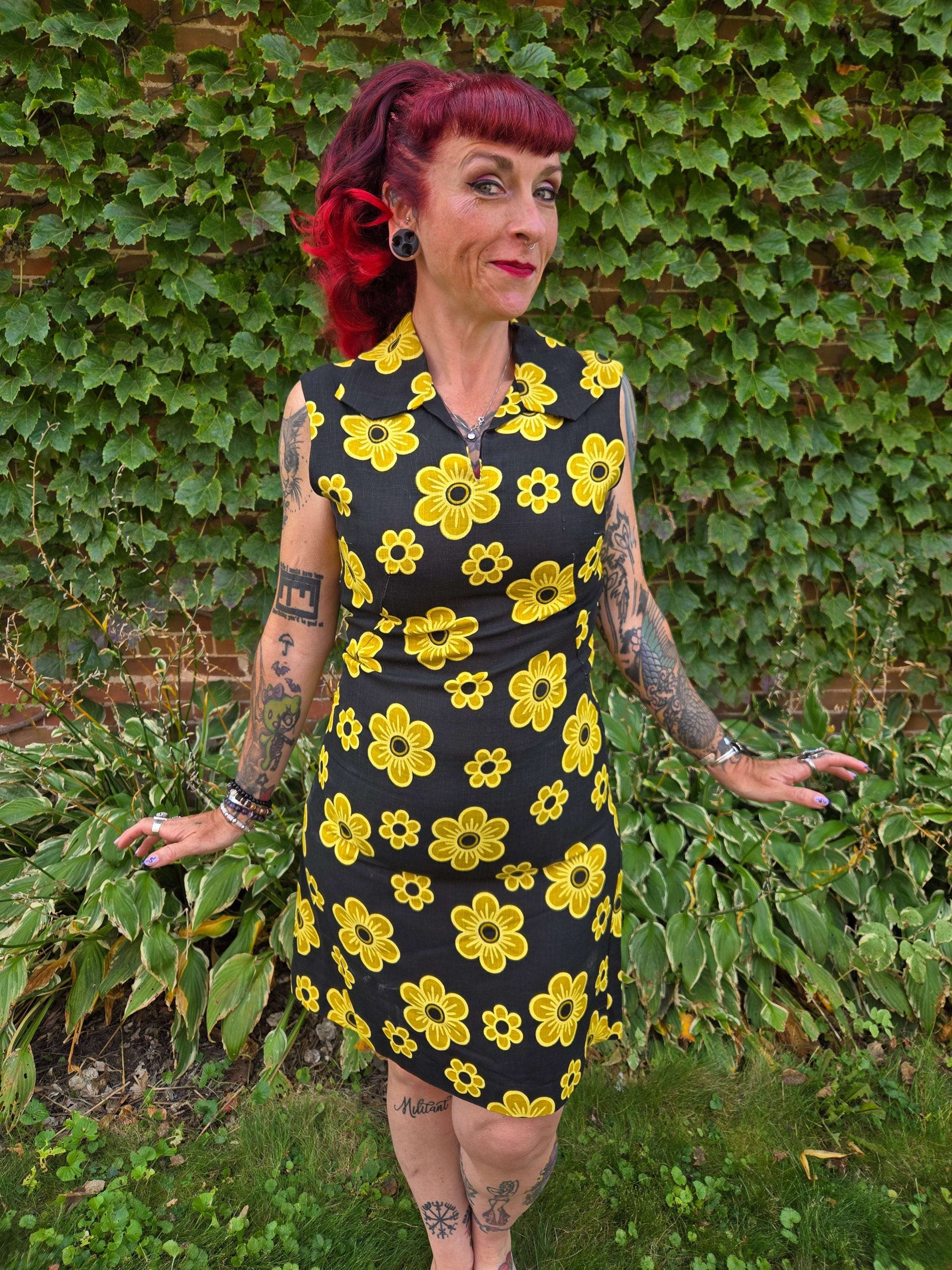 Vintage 60s Black and yellow daisy shift dress power mod Design